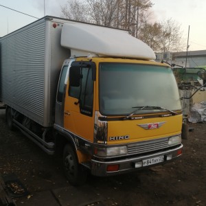 Грузоперевозки. Грузовой фургон с водителем