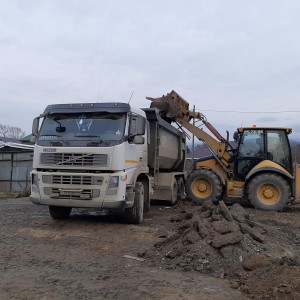 Услуги самосвалов экскаватора - погрузчика