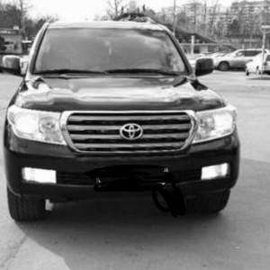 Водитель со своим автомобилем. Грузоперевозки