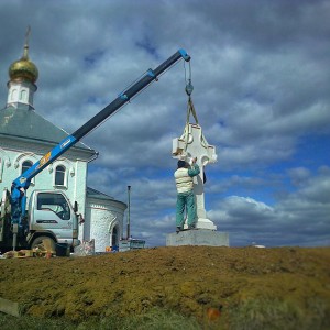 Услуги маленького крана манипулятора