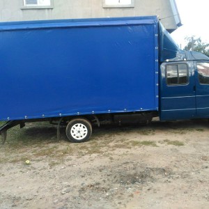 Водитель со своей машиной. Грузоперевозки