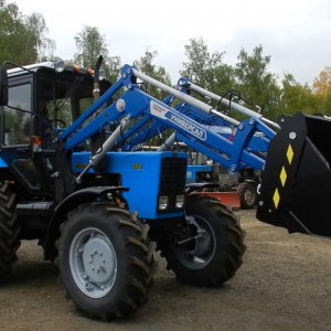 Услуги МТЗ с щетками и ковшом