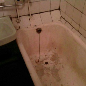 Демонтаж ванн с квартир