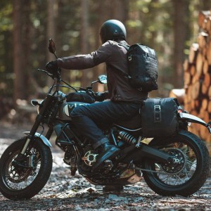 Курьер на мотоцикле