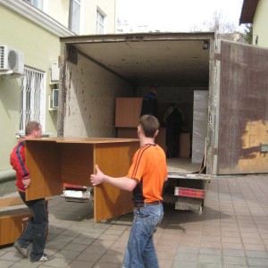 Вывоз старой мебели из квартиры. Услуги грузчиков